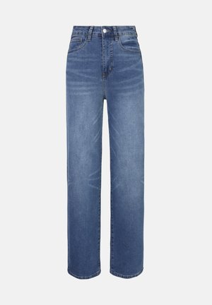 Jeans de mezclilla azul claro con cintura alta, diseño de pierna recta, estilo de cinco bolsillos y detalles sutiles de desgaste en toda la tela.