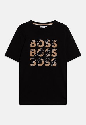 Zwart katoenen T-shirt met herhaalde "BOSS"-tekst in beige en wit, voorzien van een vetgedrukte en omlijnde stijl. Korte mouwen, ronde hals.