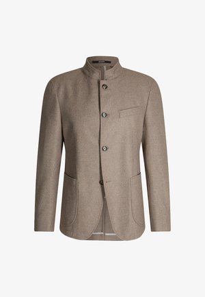 Beżowa męska marynarka z wełny z kołnierzem typu stójka, czterema guzikami z przodu, dwoma naszywanymi kieszeniami z przodu oraz jedną kieszenią na piersi z listwą.