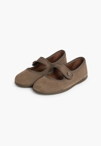 Zapatos Mary Jane de ante marrón con punta redonda, una correa en el pie y una superficie suave y texturizada. Presentan una suela de goma flexible.