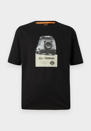 Mustmustärk must t-särk ümmarguse kaelusega, millel on klassikalise sõiduki graafikaprint ja tekst "KÕIK - MAASTIK" rinnal.