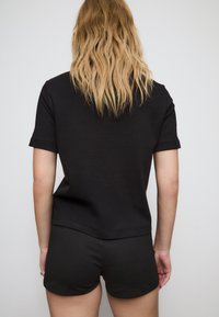 Stradivarius REGULAR FIT - Navadna majica - black