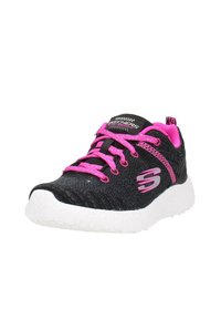 Sneaker Skechers nera e rosa con suola bianca testurizzata, lacci rosa e logo sul lato, angolata per mostrare i dettagli frontali e laterali.