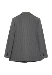 Blazer gris à rayures, avec une silhouette structurée, un col cranté et des détails de boutons à trois boutons aux manches. Texture de tissu lisse, avec une fente dans le dos.