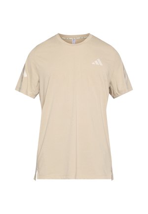 Camiseta beige de manga corta hecha de tejido suave. Presenta un logo blanco en el pecho y detalles angulados en las mangas. Bajo recto con aberturas laterales.