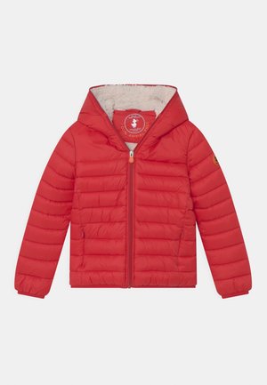 Rote gepolsterte Jacke mit Kapuze, mit einem weichen Innenfutter, Frontreißverschluss und elastischen Bündchen. Beinhaltet ein rundes Logoschild am Kragen.