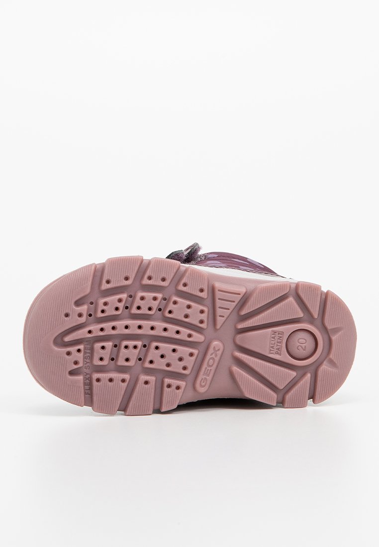 Lila Sneaker mit einem strukturierten Obermaterial aus Stoff, einem Klettverschlussriemen und einer Gummisohle mit einem gemusterten Profil für Grip und Flexibilität.