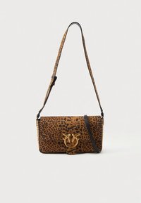 Leoparda raksta taisnstūra rokas soma no sintētiska materiāla ar zelta krāsas aizdari un regulējamu plecu siksnu.