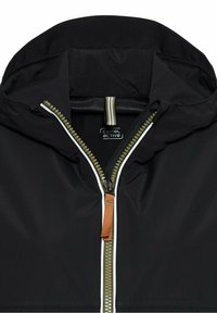 Veste noire à capuche avec fermeture éclair partiellement en laiton et languette de tirage marron, avec étiquette Camel Active à l'intérieur du col.