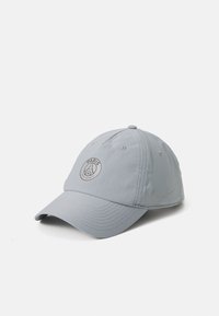 Lichtgrijze pet van stof, met een rond Paris Saint-Germain logo en het Nike-swoosh in zilver aan de zijkant. Gebogen klep.