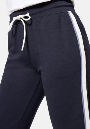 Navy Sweatpants verfügen über einen Kordelzugbund, seitliche Streifen in Weiß und Hellblau sowie ein strukturiertes Material für den Komfort.