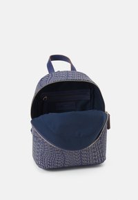 Mochila azul marino con el logotipo impreso "VALENTINO", que cuenta con un cierre de cremallera, forro de tela y un bolsillo interior para la organización.