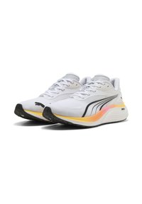 Λευκά αθλητικά παπούτσια με επάνω μέρος από αναπνεύσιμο δίχτυ, μαύρες και πορτοκαλί λεπτομέρειες, μαλακή σόλα και υφασμένο λαστιχένιο πέλμα για καλύτερη πρόσφυση.