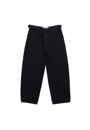 Jean noir taille haute à jambes larges, avec passants de ceinture, fermeture devant par bouton et zip, et deux poches avant, posé à plat sur fond blanc.