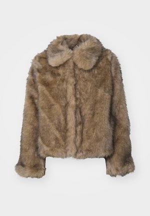 Brun fodrad kort jacka i päls med rund krage, långa ärmar och en mjuk, texturerad yta. Subtil sömdetaljering längs framsidan.