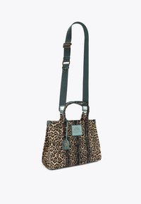 Borsa in tessuto con stampa leopardata, dalla forma strutturata, con tracolla teal e dettagli coordinati, doppi manici e un'etichetta decorativa con il logo.