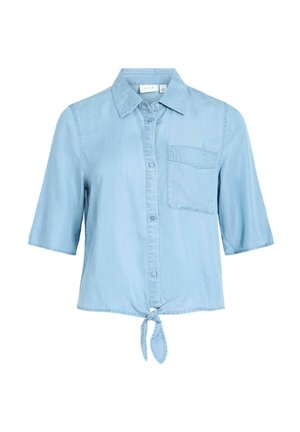 Hele sinine lühikeste varrukatega nööbitav särk terava krae, rinnatasku ja eespool seotud äärisega.