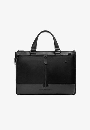 Bolsa de portátil negra con un frente de tela texturizada y detalles en cuero liso. Cuenta con asas superiores y un bolsillo delantero con cremallera.