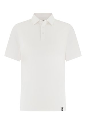 Polo blanco de manga corta con tres botones y pequeña etiqueta negra de la marca en el lado inferior izquierdo.