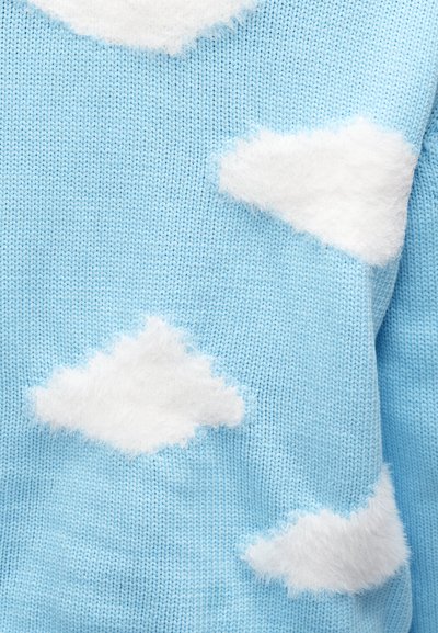 Tissu tricoté bleu avec motifs de nuages blancs duveteux sur un matériau de pull doux et texturé.