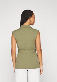 JDY JDYGIA LIFE BELT WAISTCOAT - Strukirani kaput - deep lichen green