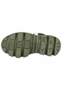 Suola di scarpa in gomma verde con scanalature profonde, caratterizzata da numerosi solchi orizzontali e verticali per la trazione, e un design della punta arrotondata.