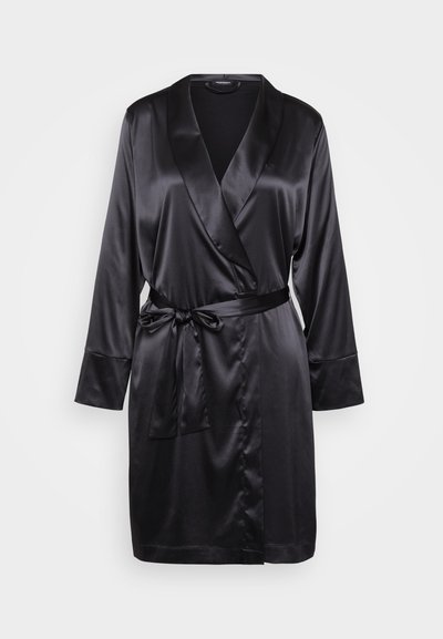 Melnas satīna mētelis ar garām piedurknēm, apvērts dizains, josta vidukļa zonā un gluda tekstūra. Iezīmē šalli apkakli un minimālus aparatūras akcentus.