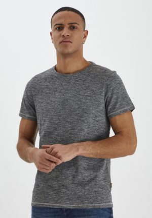 Mørkegrå kortærmet t-shirt lavet af et tekstureret stof. Har en klassisk rund hals og opsmøgede ærmer, med subtile syningsdetaljer.