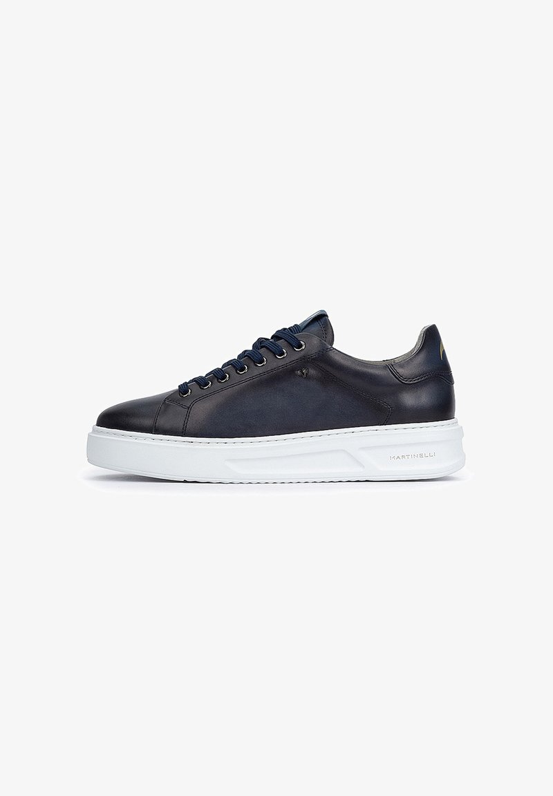 Baskets en cuir navy avec une texture lisse, semelle en caoutchouc blanche et lacets navy. Présente un design minimaliste avec un branding subtil sur le côté.