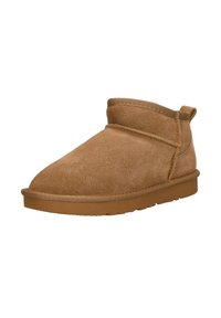 Bruine suède enkellaars met een ronde neus, minimale stiksels en een platte rubberen zool. Voorzien van een opgevouwen boord en een trekband aan de achterkant.