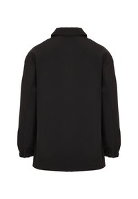Jachetă neagră cu guler, mâneci lungi, manșete elastice și croială lejeră. Textură de material neted, fără închizători sau embellismente vizibile.