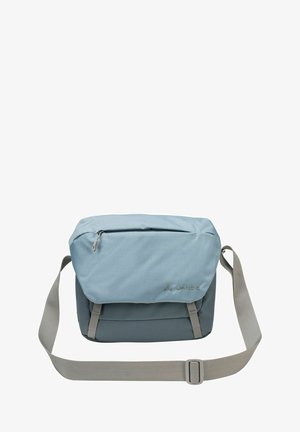 Blauwe stoffen schoudertas met een ritssluiting aan de bovenkant, een verstelbare grijze schouderriem en een donkergrijze onderpaneel. Inclusief subtiele logodetail.