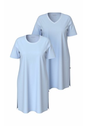 Twee lichtblauwe casual jurken, één met een ronde halslijn en de andere met een V-hals, beide met korte mouwen en knielengte met zijsplitsingen.