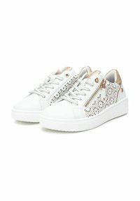 Zapatillas blancas con detalles de corte láser, acentos metálicos en dorado, cierre de cordones en la parte frontal, cremallera lateral y suela blanca texturizada.