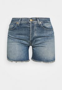 Shorts de mezclilla en azul claro con un dobladillo desflecado, diseño de cinco bolsillos y cierre con botón dorado. La tela ofrece una textura clásica de vaquero.