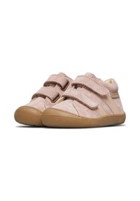 Zapatos de ante rosa con dos correas de velcro, punta redondeada y suela de goma texturizada. Detalles de cuero beige en los laterales.