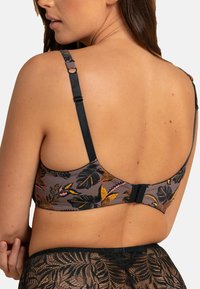 Soutien-gorge à motif floral en orange, rose et noir sur un fond gris ; doté de bretelles noires réglables et d'une fermeture à crochets.