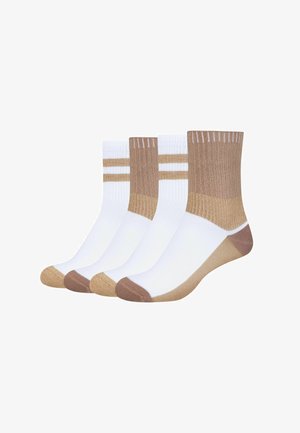 Vier Paar weiße Knöchelsocken mit beigen und braunen Zehen, Fersen und Bündchen; zwei Paare haben beige Streifen nahe der Oberseite.