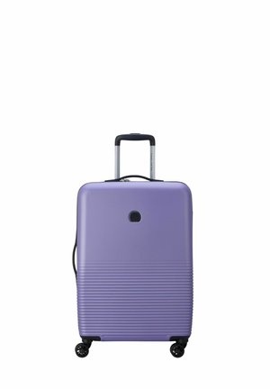 Valigia rigida viola con superficie testurizzata, strisce verticali, manico telescopico e quattro ruote nere per la mobilità.