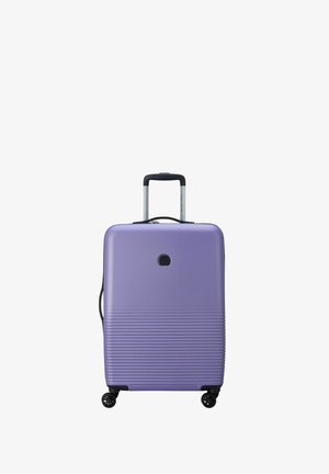 Valigia rigida viola con superficie testurizzata, strisce verticali, manico telescopico e quattro ruote nere per la mobilità.