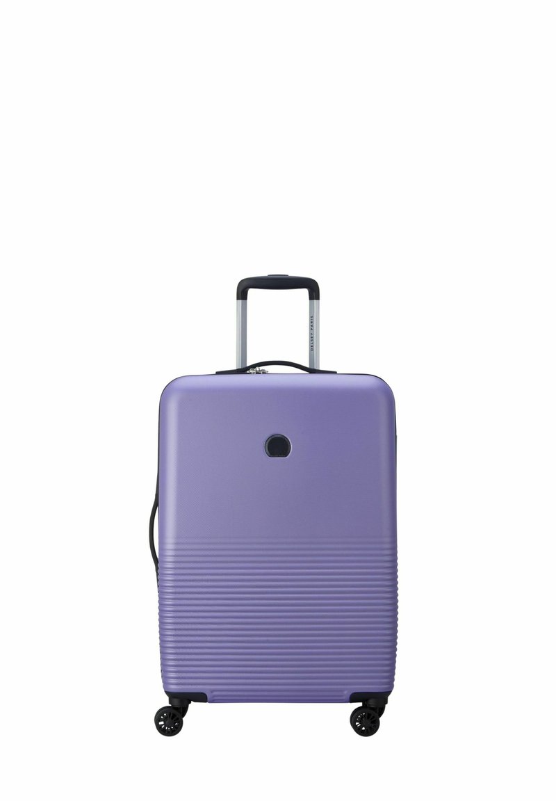 Valigia rigida viola con superficie testurizzata, strisce verticali, manico telescopico e quattro ruote nere per la mobilità.