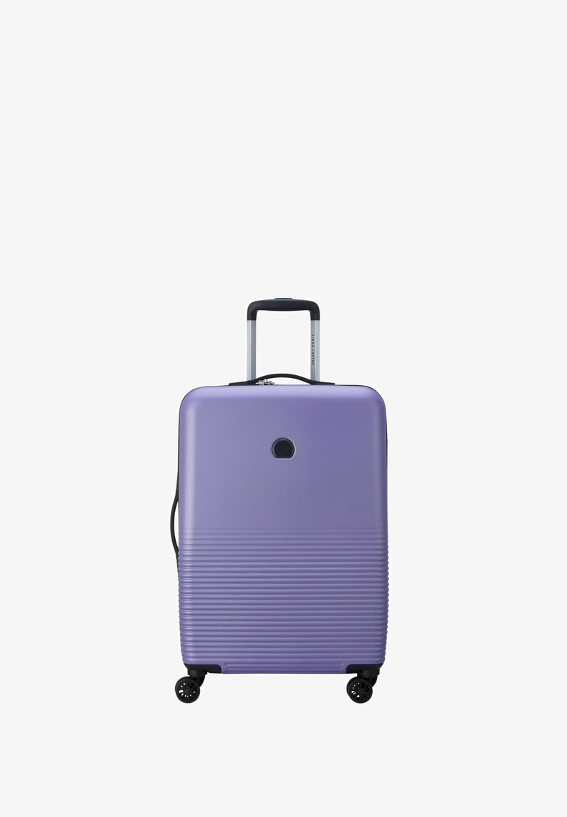 Valigia rigida viola con superficie testurizzata, strisce verticali, manico telescopico e quattro ruote nere per la mobilità.