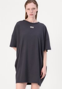 Oversized mørk grå t-skjorte kjole med korte ermer, rund halslinning og liten hvit "American Vintage" logo på brystet.