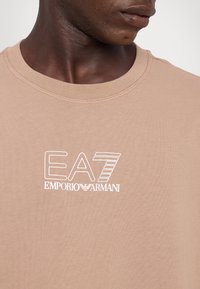 EA7 Emporio Armani UNISEX - Apdrukāts T-krekls - portabella