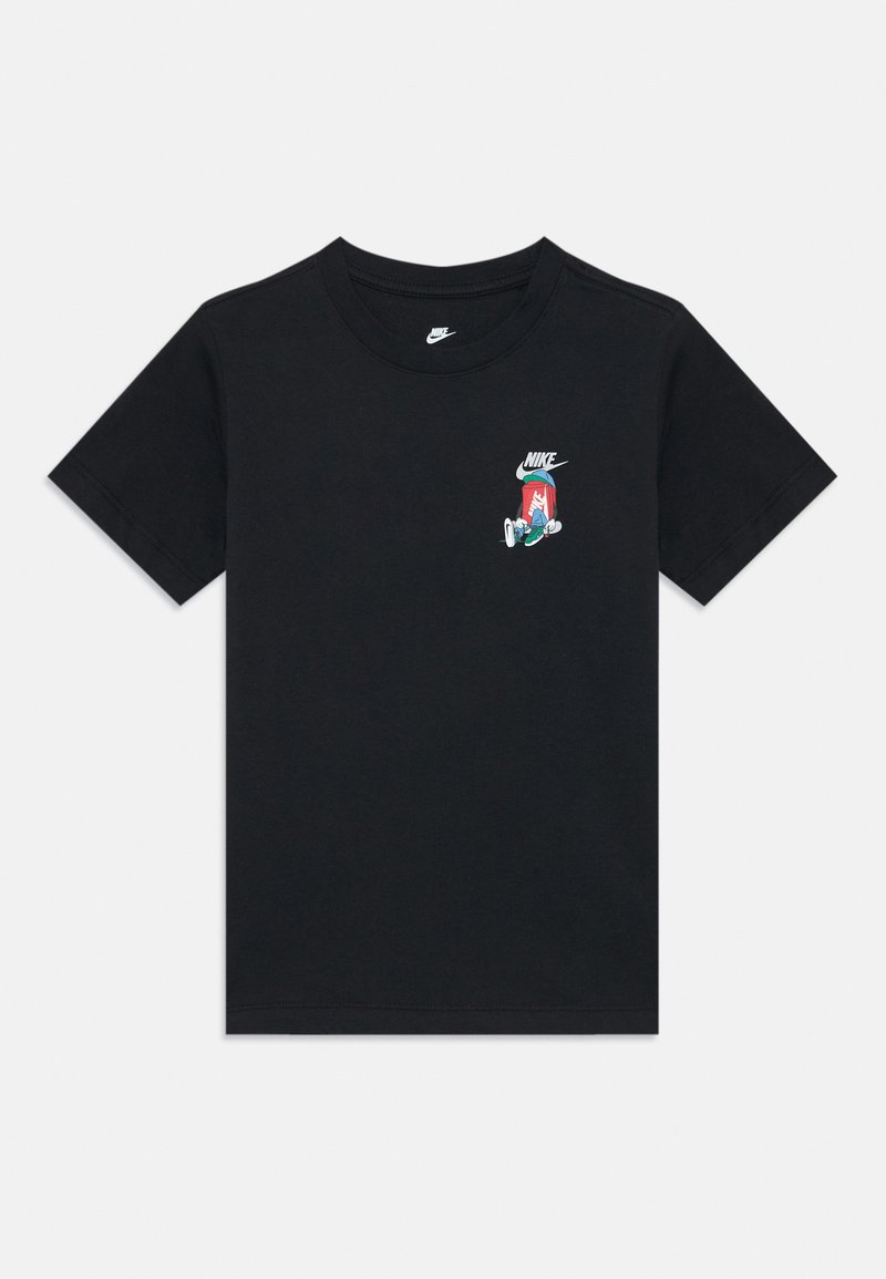 T-shirt Nike de manga curta preta com um pequeno gráfico colorido de um tênis vermelho com braços e pernas do lado esquerdo do peito.