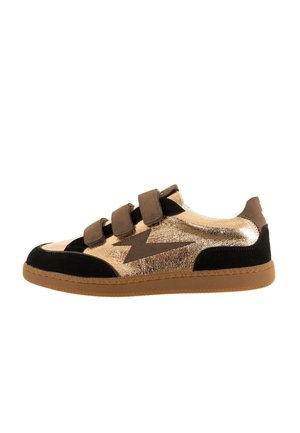Sneaker con una parte superiore dorata metallica, dettagli in suede nero e fasce in Velcro marroni. Presenta una suola in gomma color caramello e un design a saetta.