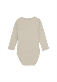 Beżowy bodysuit z długim rękawem o prążkowanej fakturze, okrągłym dekolcie i zapięciu na zatrzask na dole. Gładki materiał, zaprojektowany z myślą o komforcie.
