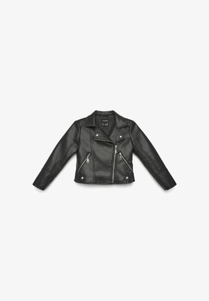 Giacca da motociclista in ecopelle nera con maniche lunghe, chiusura frontale con cerniera e due tasche frontali. Cuciture diagonali evidenti e dettagli con bottoni a pressione.