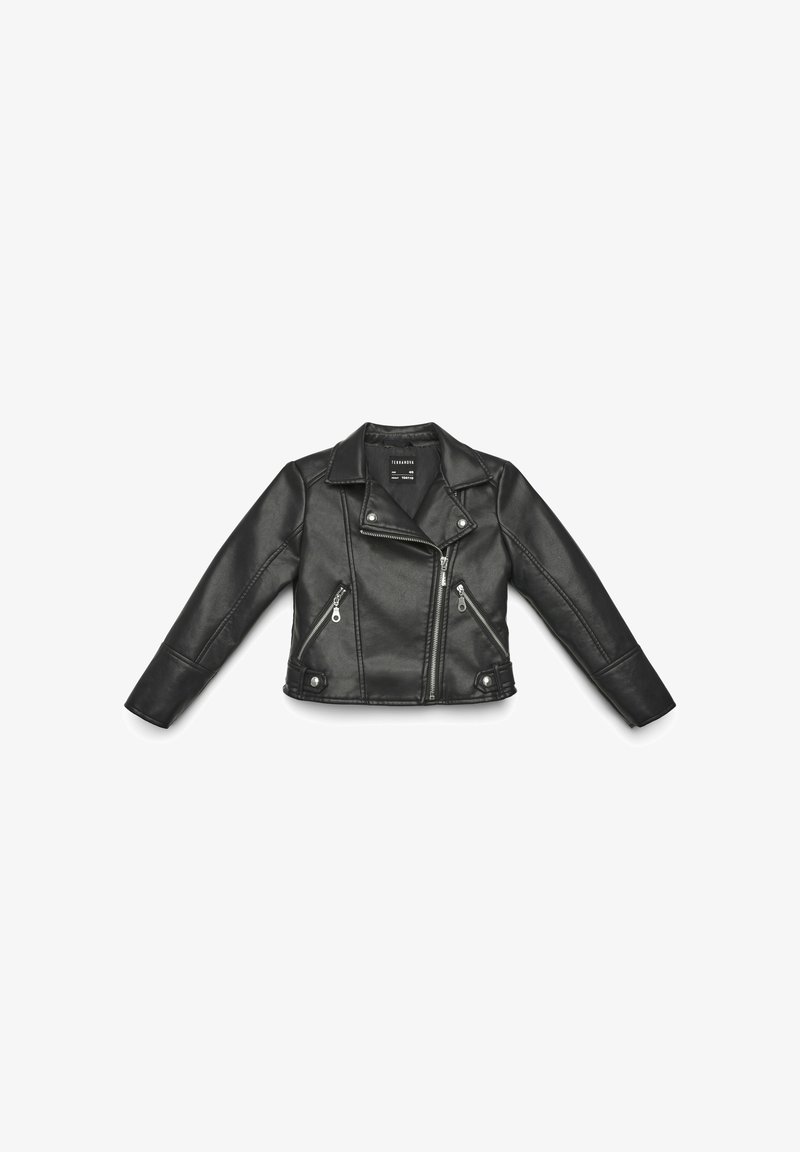 Giacca da motociclista in ecopelle nera con maniche lunghe, chiusura frontale con cerniera e due tasche frontali. Cuciture diagonali evidenti e dettagli con bottoni a pressione.