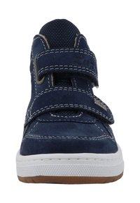 Dunkelblaue Kindersneaker mit weißer Naht, zwei Klettverschlüssen, atmungsaktiver Mesh-Zunge und weißer Gummisohle mit braunem Profil.